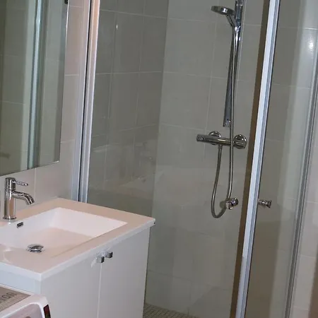 Large Modern 1 Bedroom With Balcony *