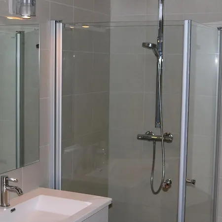 Apartment Large Modern 1 Bedroom With Balcony